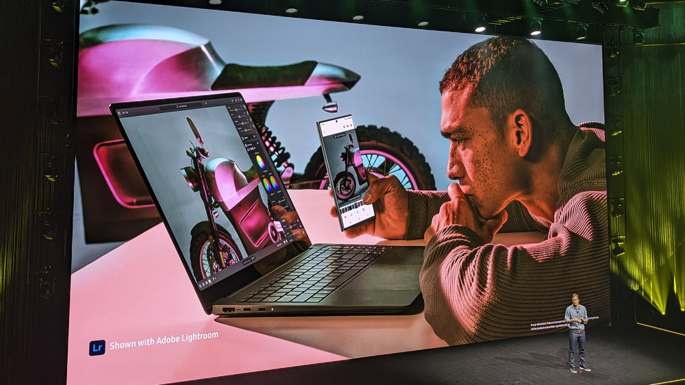 Someone transferring their RAW photos from a Galaxy phone to the Galaxy Book 3 Ultra at Unpacked 2023.